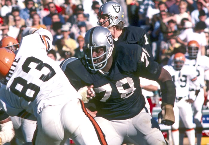Art Shell blocking for Ken Stabler, 1975.